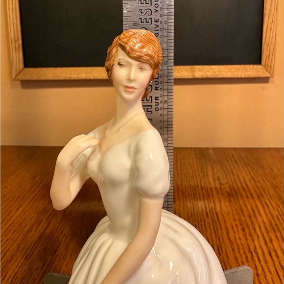 Royal Doulton Vanity Fair Ladies Figurine, Patricia HN2715, Rare Retired, No Box - Picture 8 of 10